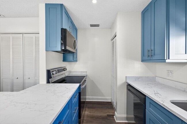 Building Photo - Cozy unfurnished, 2 Bedroom, 1 Bathroom, Condo