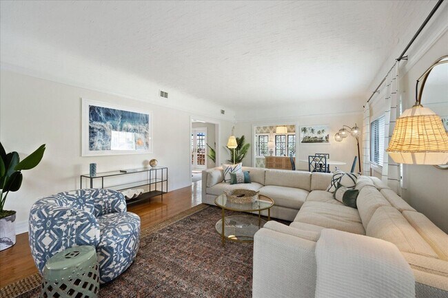 Building Photo - 221 Greymon Dr