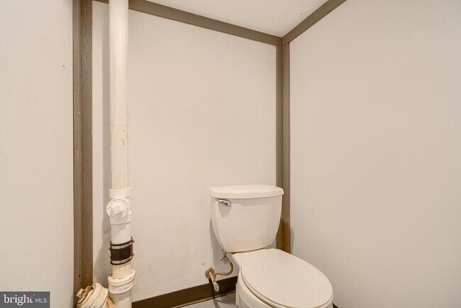 Building Photo - 6905 Bank St