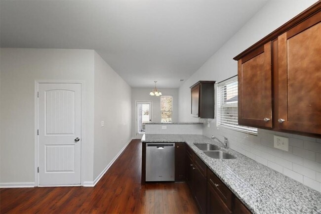 Building Photo - 541 Tulip Ln