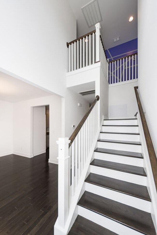 Building Photo - 4 Bedroom 3.5 Bath House in Lawton Park - ...