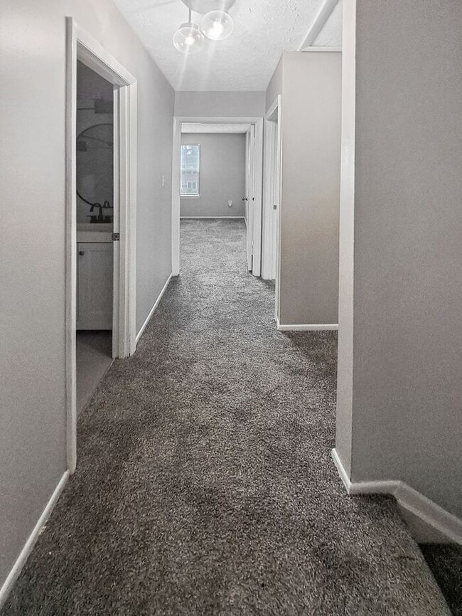 Building Photo - Gorgeous End Unit 2-Level Townhome in Wald...
