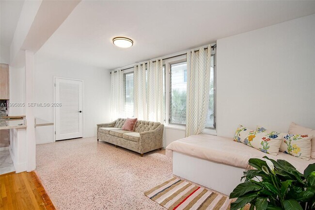 Building Photo - 10081 W Bay Harbor Dr