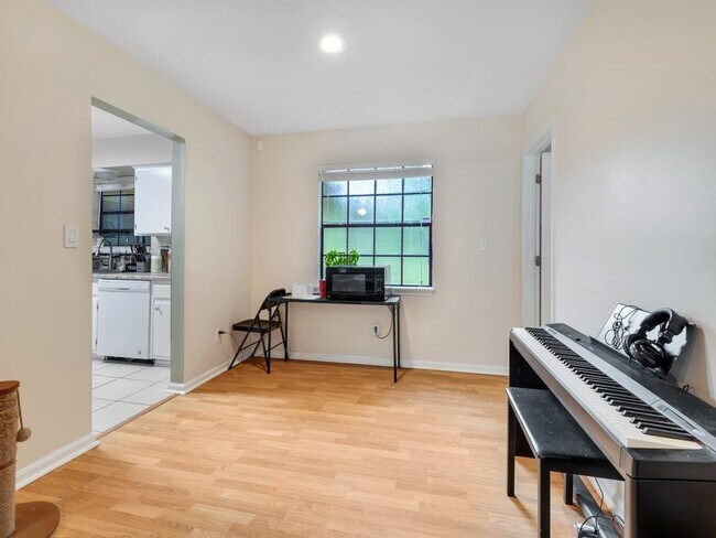 Building Photo - 4321 Snoopy Ln