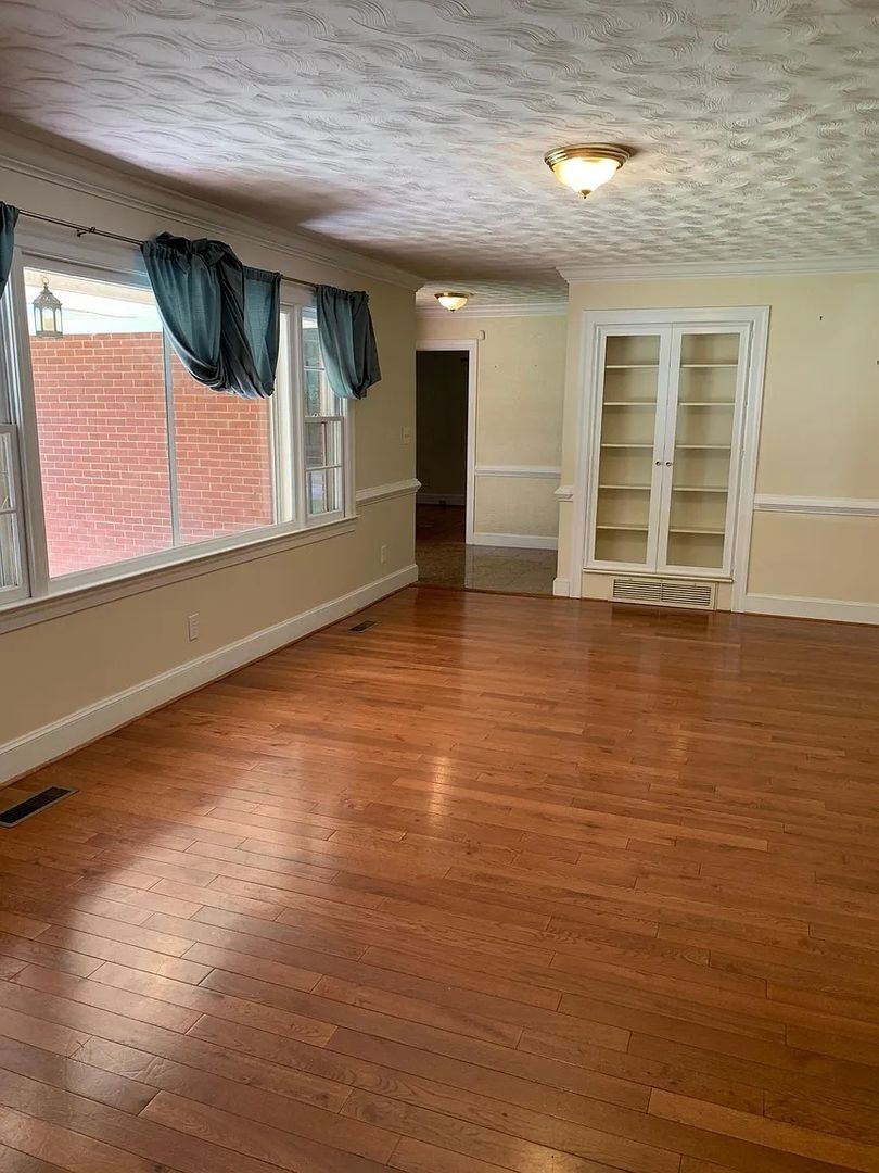 Building Photo - 258 Prince Charles Dr