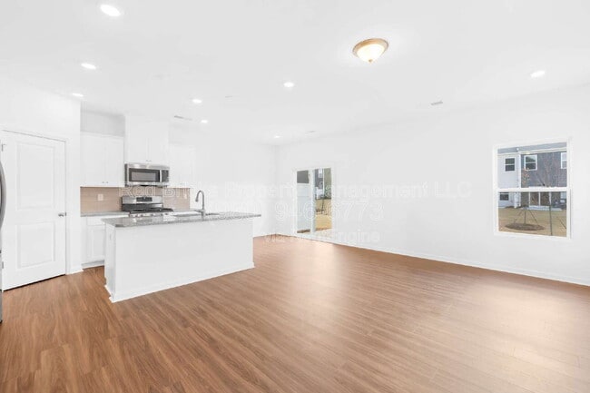 Building Photo - 790 Earhart St NW