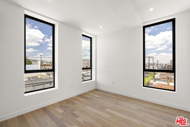 Building Photo - 1411 S Doheny Dr