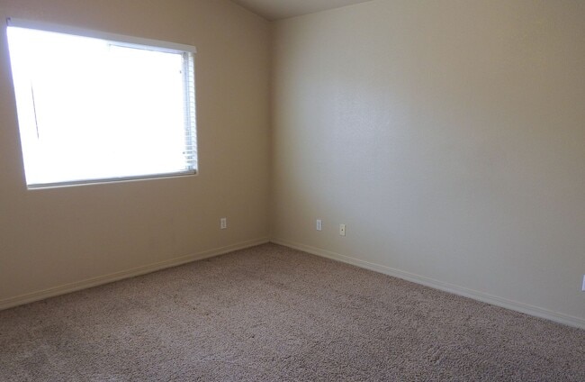 Building Photo - Beautiful Solar-Powered 3-Bedroom Home in the Heart of Kingman