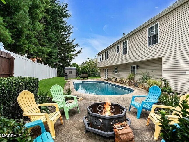 Building Photo - 61 Lynn Dr