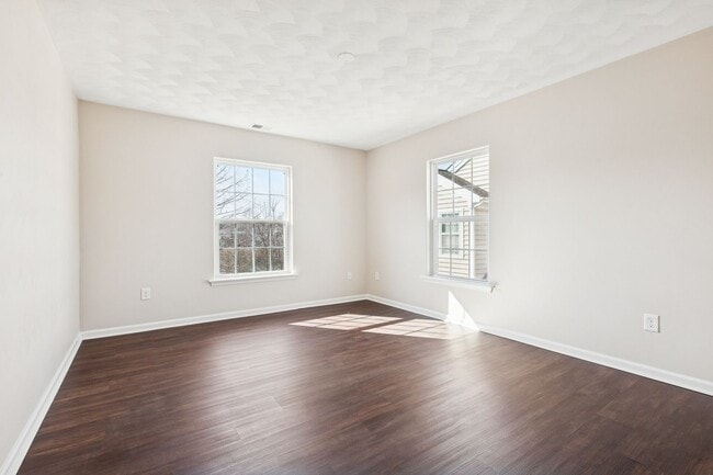 Building Photo - Suffolk Condo- Ready for move in