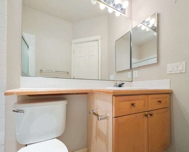Building Photo - Comfortable 3-Bed End Unit Townhome Near F...