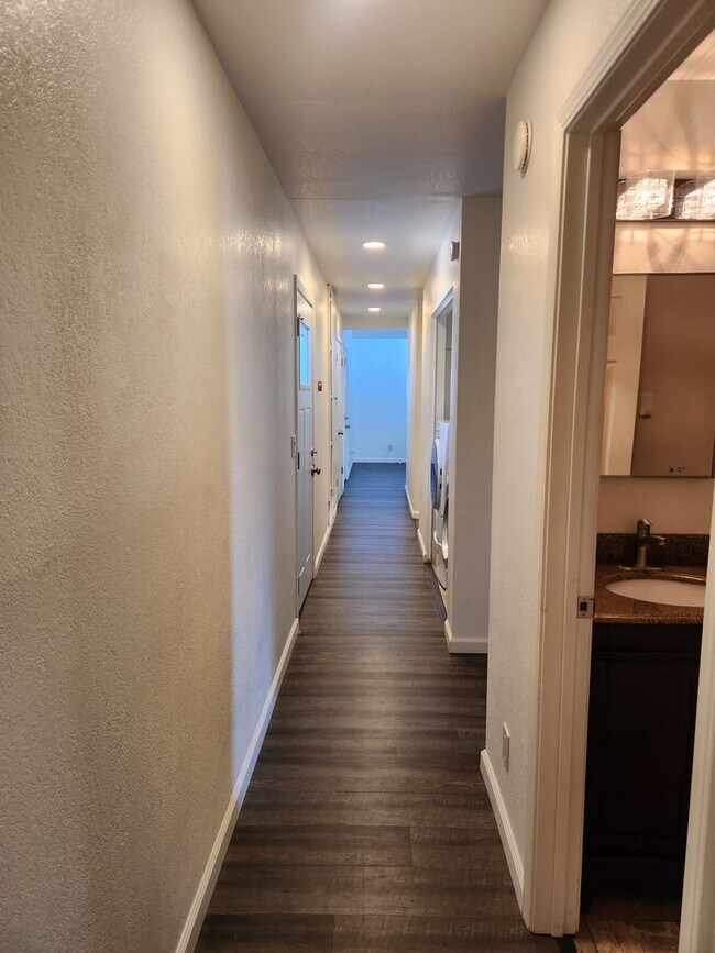 Building Photo - 4bd/2ba House w/ Bonus Kitchenette