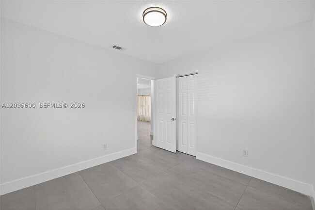 Building Photo - 17150 NE 18th Ave