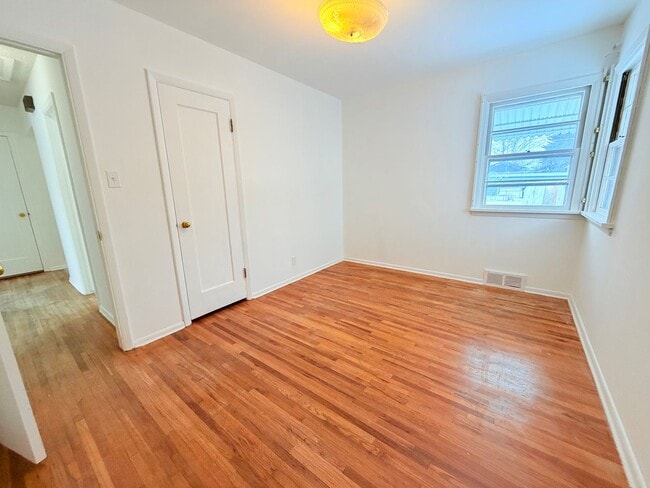 Building Photo - Beautiful 3 Bed 2 Bath Home