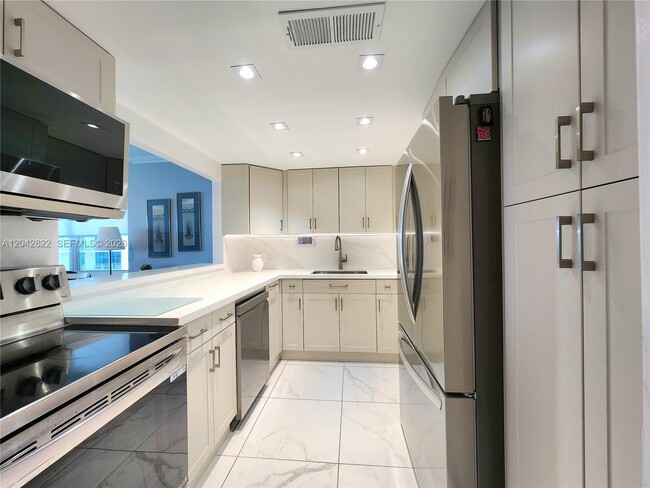 Building Photo - 3505 S Ocean Dr