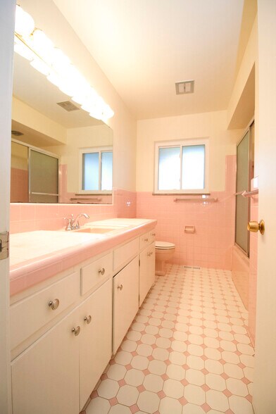 Building Photo - 2545 Amara Dr