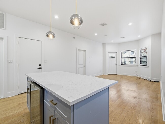 Building Photo - 32 Charles St