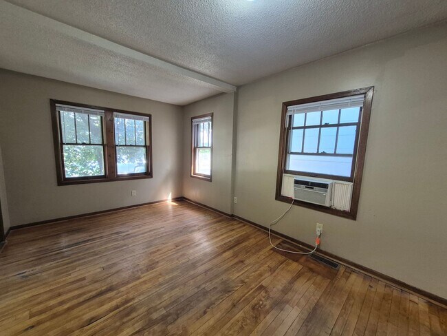 Building Photo - Single Family Home located south of Como Park! Apply TODAY!