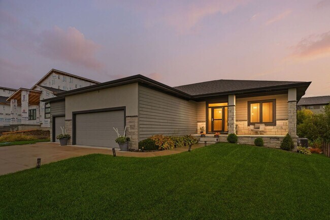 Building Photo - Awesome 4 Bedroom LIKE NEW!