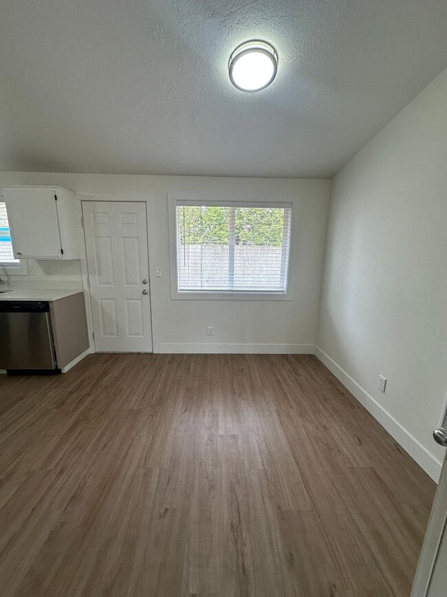 Building Photo - REDUCED RENT! Move in TODAY