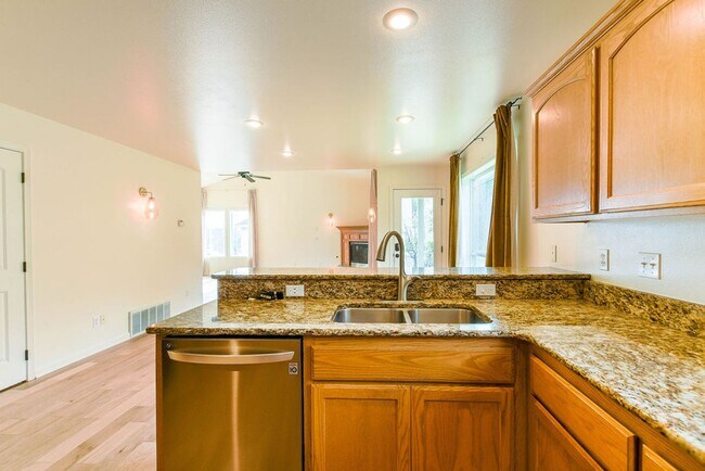Building Photo - Beautiful 3 bed/2.5 bath single family hom...