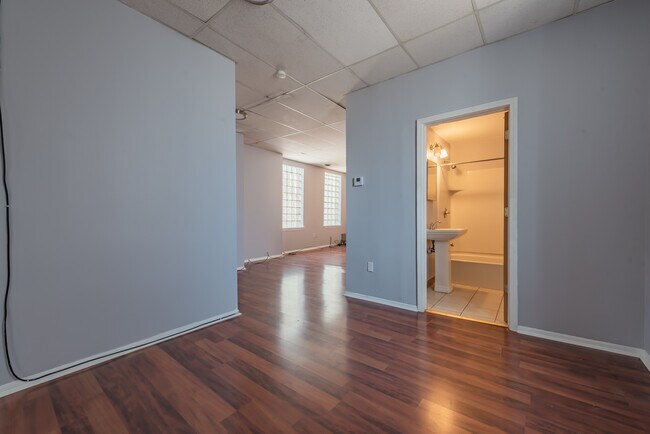 Building Photo - 104 N Graham St