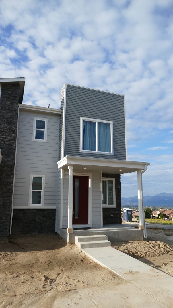 Building Photo - 3 Bedroom, 2.5 Bathroom with two car garag...