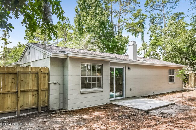 Building Photo - 3885 Mandarin Woods Dr N