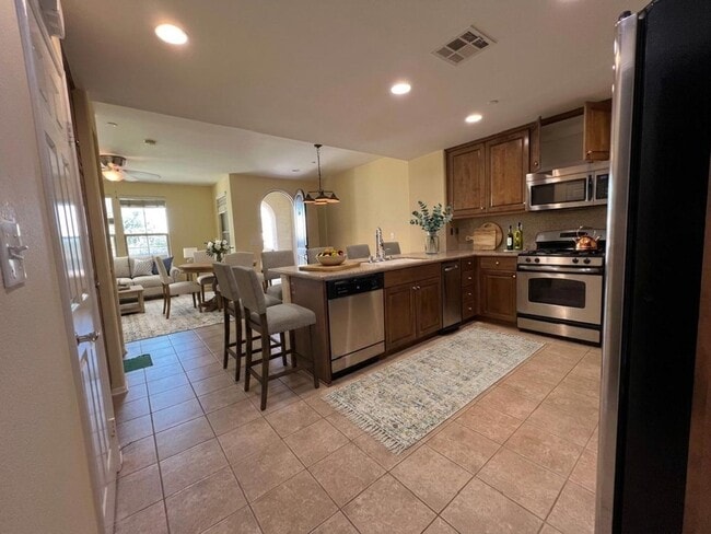 Building Photo - Beautiful 2 Bedroom, 2 1/2 Bathroom Porter Ranch Townhome! Ready for Move In!