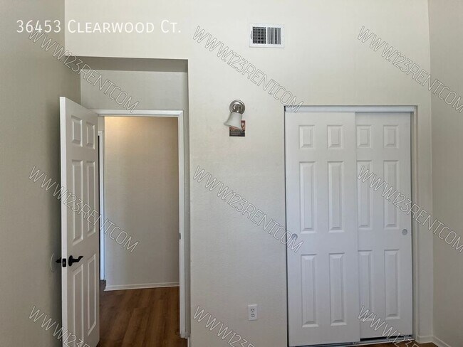 Building Photo - 36453 Clearwood Ct