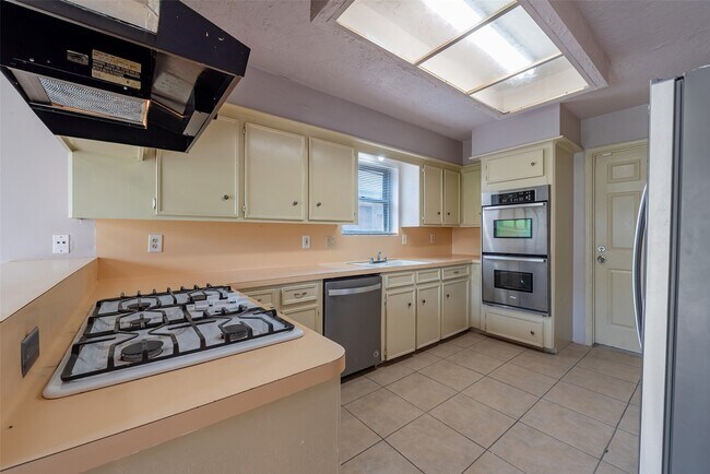 Building Photo - 1915 Mustang Springs Dr