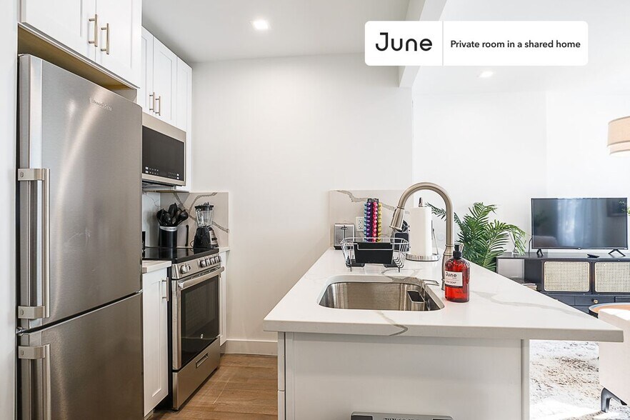 Building Photo - Private bedroom in 3 bed/2 bath Home