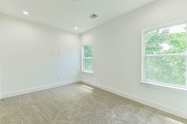 Building Photo - 5703 Balbo St