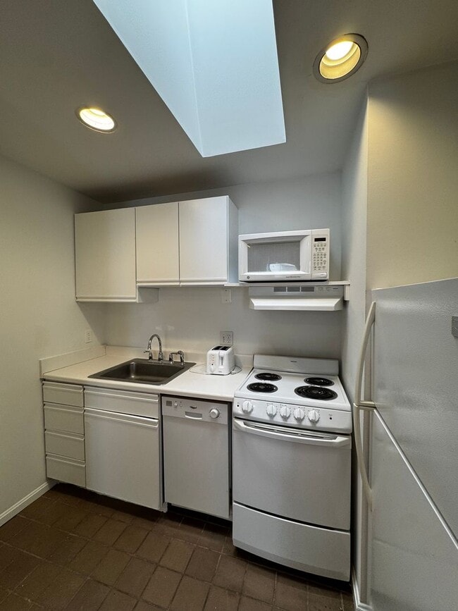 Building Photo - Two-Level Kalorama Condo with Washer/Dryer, Near Dupont Metro