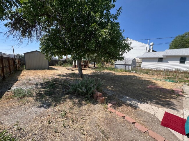 Building Photo - 2 Bed 1 Bath Newly Remodeled Home w/ Fence...