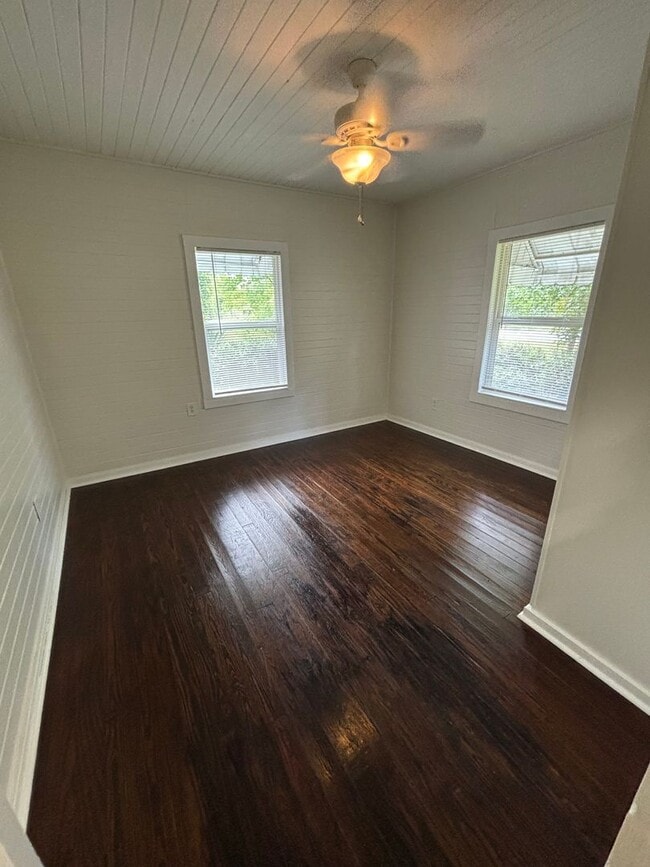 Building Photo - Charming 3 Bedroom Home with Rustic Farmho...