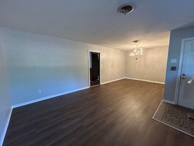 Building Photo - Beautiful 4 Bedroom Southern Hills Home