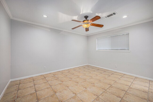 Building Photo - 5511 Loch Lomond Dr