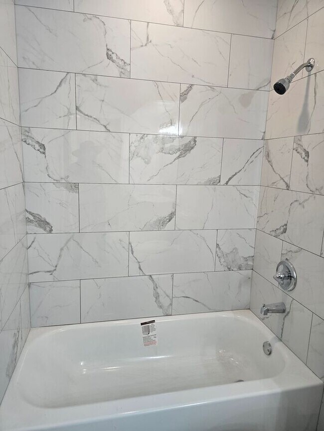 Building Photo - SPACIOUS 2BD/1BA  DUPLEX HOME AVAILABLE NOW!!