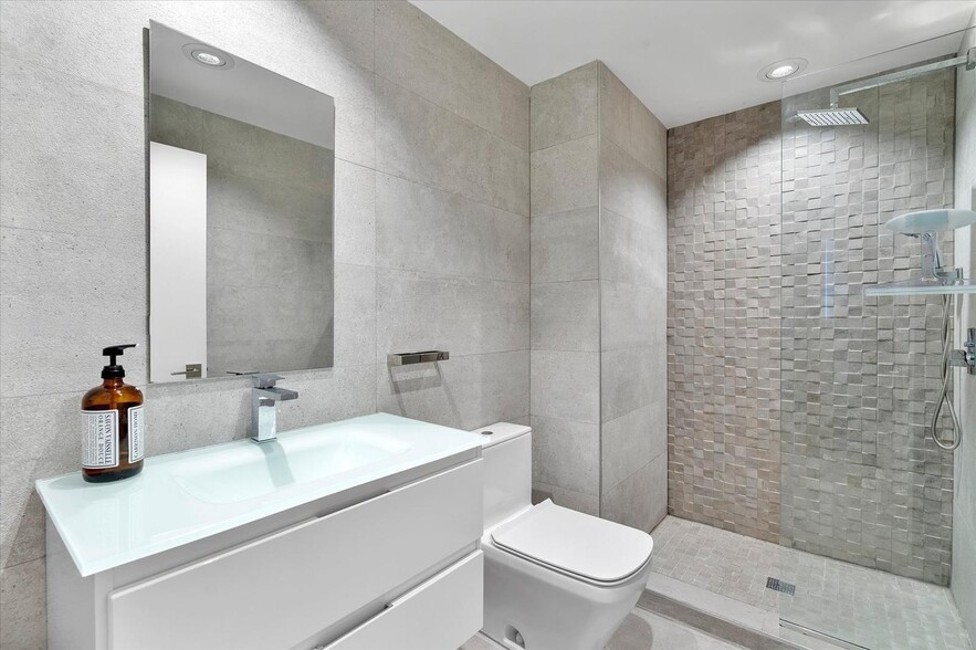 Building Photo - 601 NE 36th St