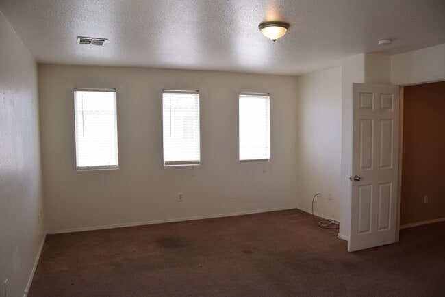 Building Photo - NORTHWEST - 2 STORY, 5 BEDROOM HOME