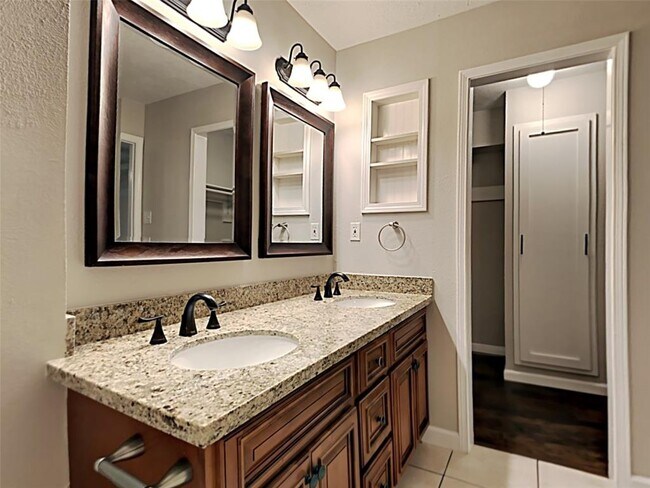 Building Photo - 11 Hickory Oak Dr