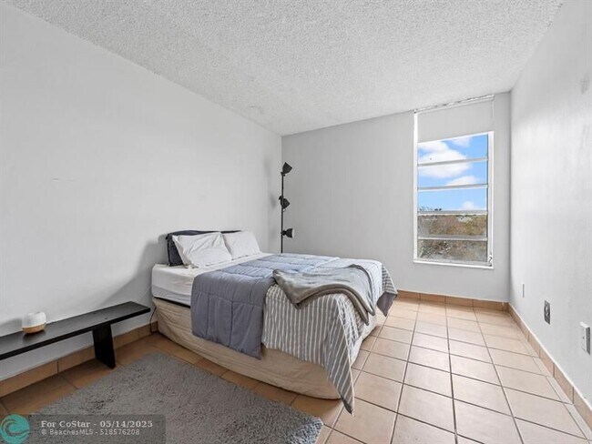 Building Photo - 310 Fontainebleau Blvd