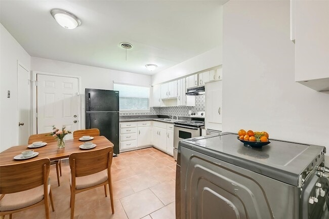 Building Photo - 1905 S Cooper St