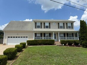 Building Photo - 3 Bedroom 2.5 Bathroom Home