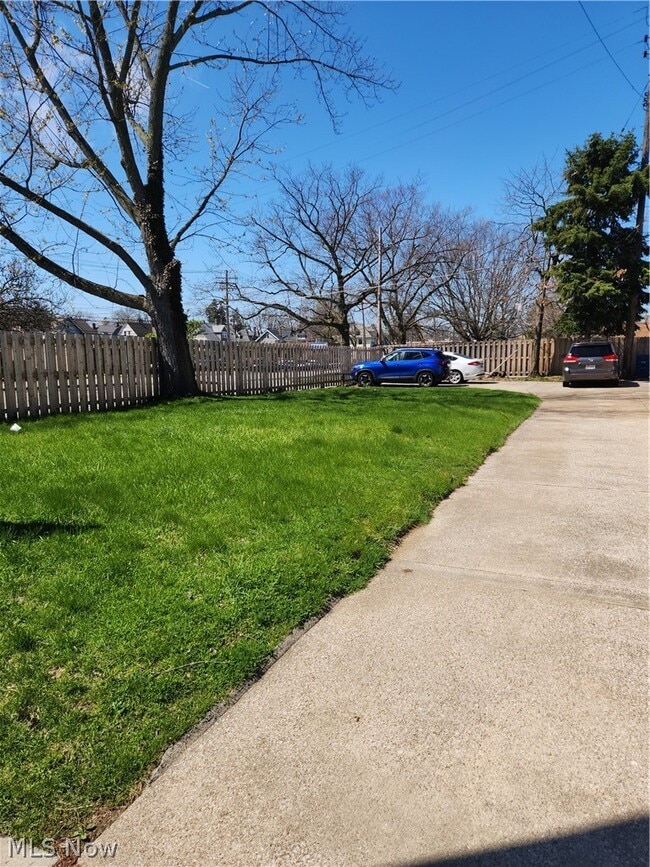 Building Photo - 1388 Lakewood Ave