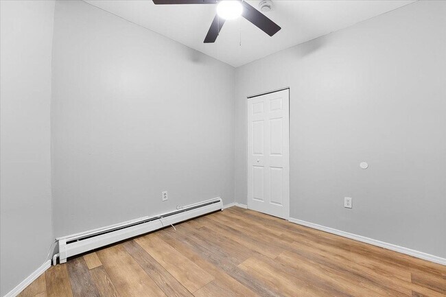 Building Photo - 1053 Summit Ave