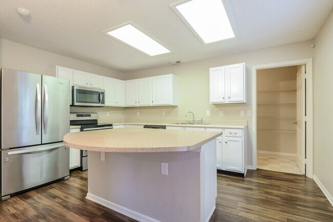 Building Photo - 15007 Redcliff Dr