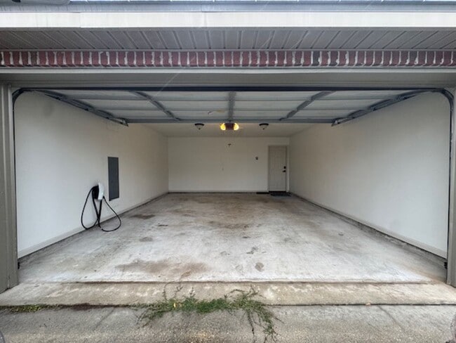 Building Photo - One Bedroom Studio Utilities included
