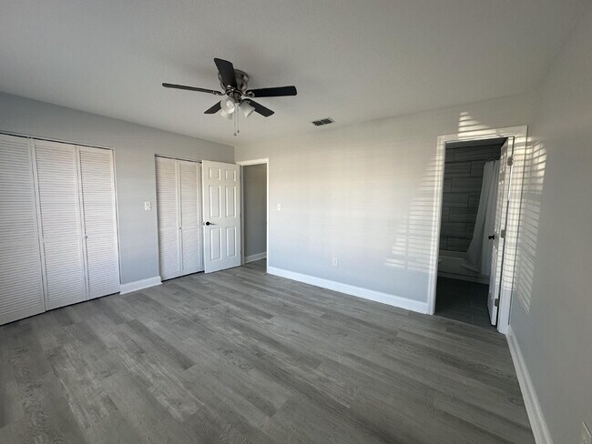 Building Photo - Charming 2-Bed, 2-Bath Retreat in Port Charlotte!